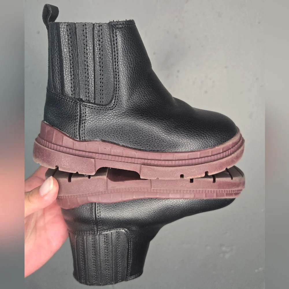 Black Leather Ankle Boots with Contrast Sole